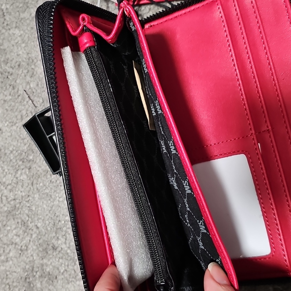 NWT Steve Madden Vampire Wristlet Wallet Black/Red - Picture 7 of 9